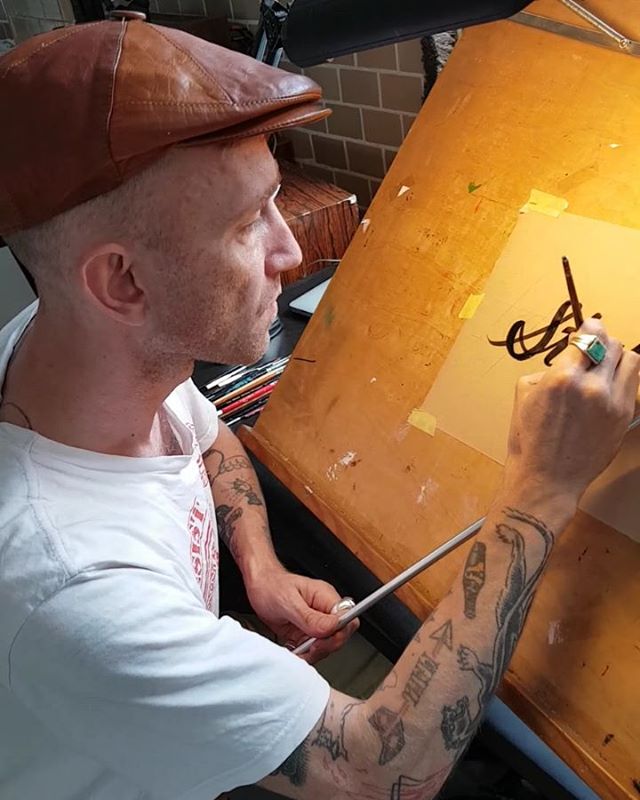 This is not a font friday! (sound on !) Some freehand script practice 4 ya ! Although not tge most legible , SCRIPT LETTERING is great for adding some uniqueness and style to a design. 
VIDEO : @sthlmscreenprint 
EDITING by : @joshuaatlas  lettering